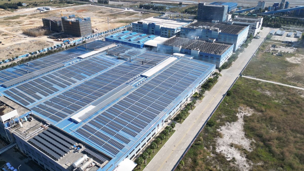 Large-scale solar array on a commercial and industrial building rooftop